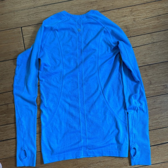 Lululemon light blue lightweight running shirt. Stretchy Lycra blend. Size S - Picture 4 of 7